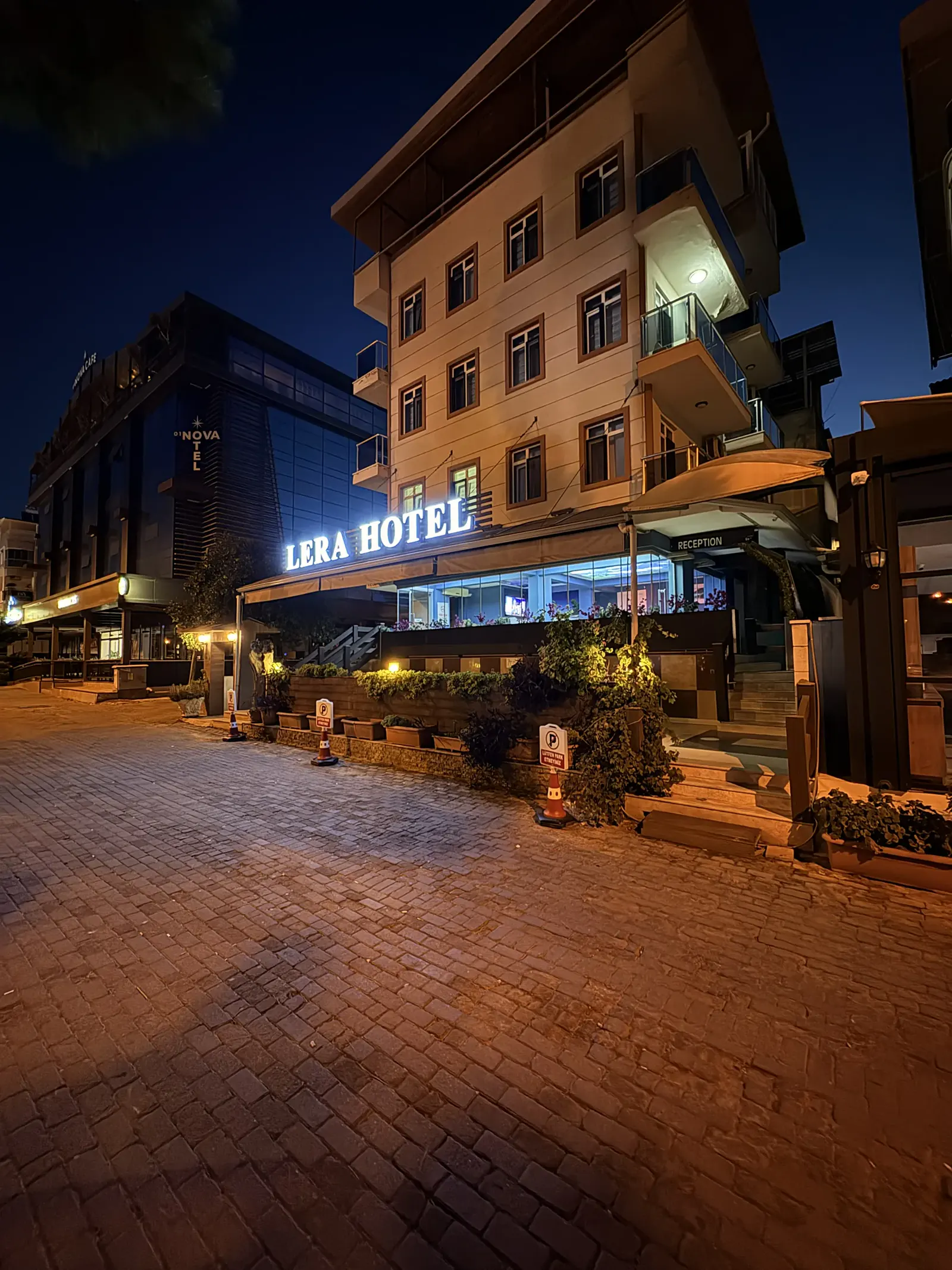 Lera Hotel Akşam Işıklarında Giriş